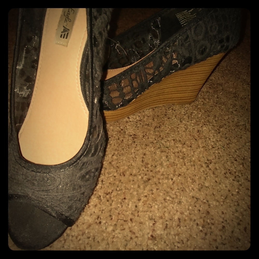 Black wedges